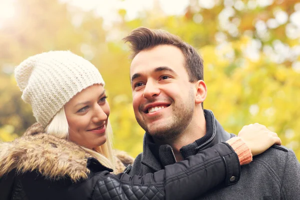 Pareja romántica joven en el parque en otoño —  Fotos de Stock