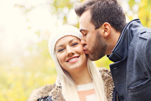 年轻对浪漫的情侣在秋天在公园里接吻 — 图库照片