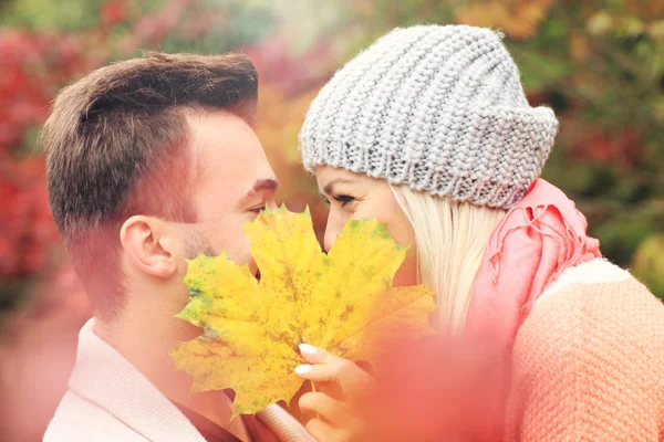 Jeune couple romantique dans le parc en automne — Photo