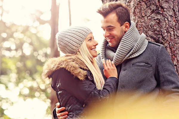 Pareja romántica joven en el bosque en otoño —  Fotos de Stock