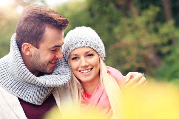 Giovane coppia romantica nel parco in autunno — Foto Stock