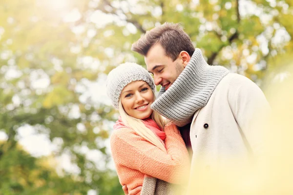 Junges romantisches Paar im Herbst im Park — Stockfoto