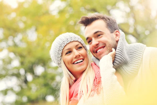 年轻情侣在公园在秋天 — 图库照片