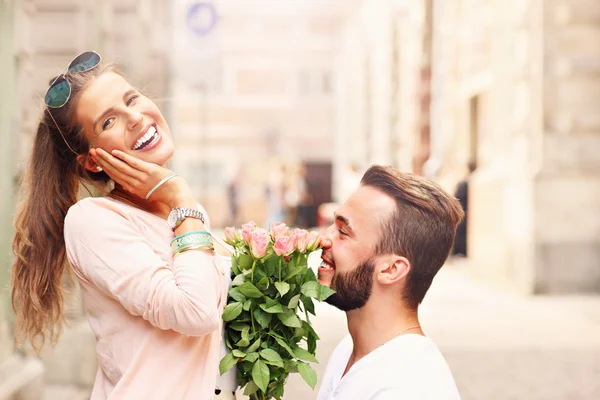 Romantický pár se zasnoubil ve městě — Stock fotografie