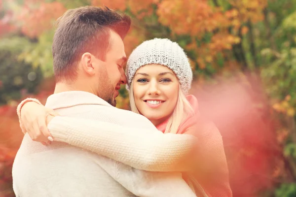 Giovane coppia romantica nel parco in autunno — Foto Stock