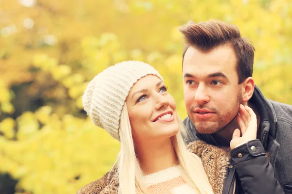 Jeune couple romantique dans le parc en automne — Photo