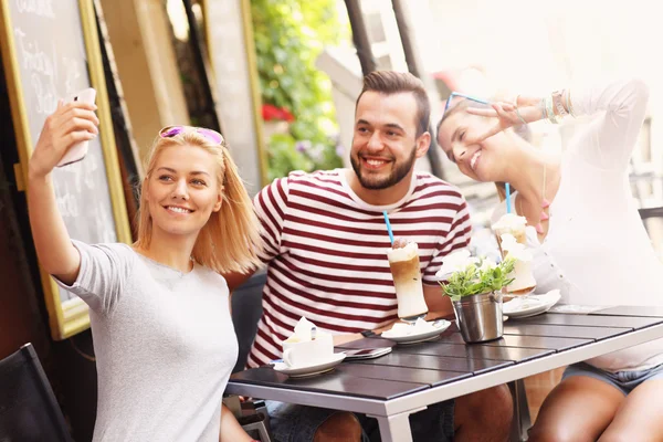 Grupp av vänner med bild i restaurangen — Stockfoto