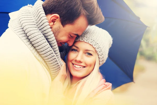 Jonge romantisch paar met paraplu — Stockfoto