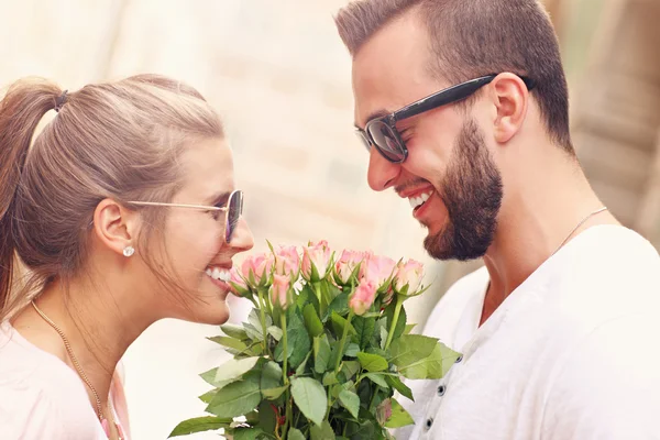 Casal romântico com flores — Fotografia de Stock