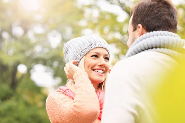 Giovane coppia romantica nel parco in autunno — Foto Stock