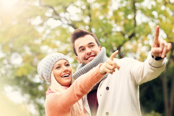 Junges romantisches Paar zeigt in den Park — Stockfoto