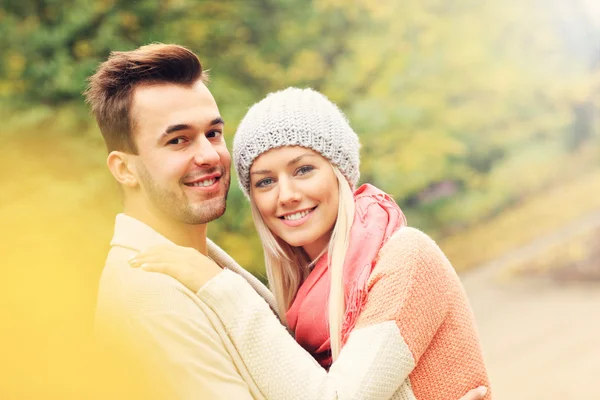 Молодая романтическая пара в парке осенью — стоковое фото