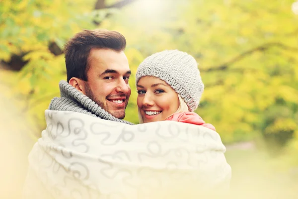 Mladý romantický pár v parku na podzim — Stock fotografie