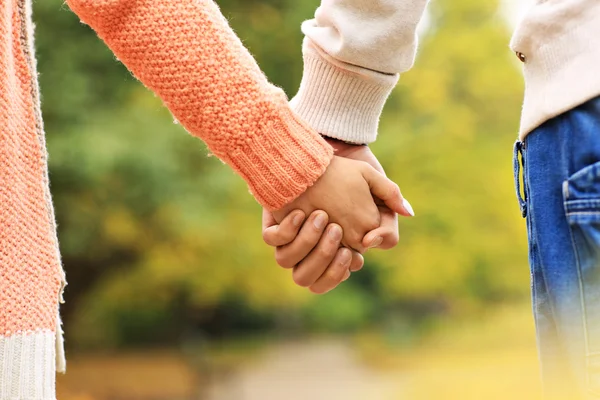 Pár drží za ruce v parku — Stock fotografie