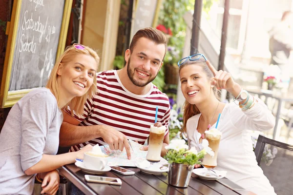 Group of tourists in the cafe — Stock Photo, Image