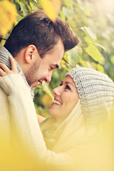 Jonge gelukkige paar in het park in het najaar — Stockfoto
