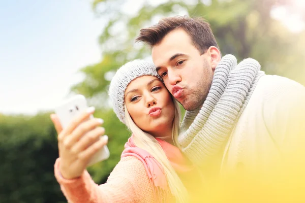 Jovem casal romântico tomando selfie — Fotografia de Stock