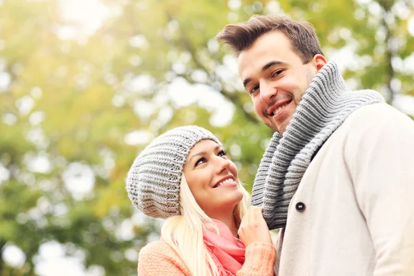 Pareja romántica joven en el parque en otoño — Foto de Stock