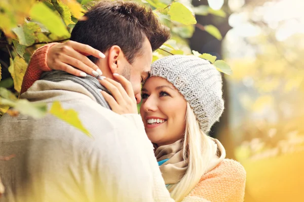 年轻情侣在公园在秋天 — 图库照片