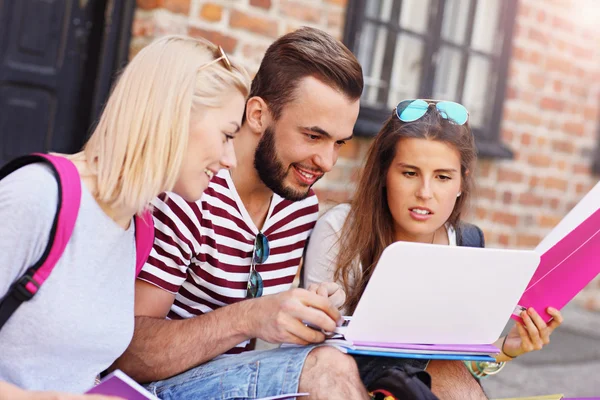 Groupe d'étudiants avec ordinateur portable — Photo