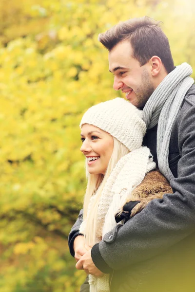 Молода романтична пара в парку восени — стокове фото