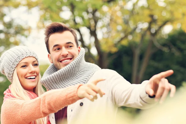 Joven pareja romántica señalando en el parque — Foto de Stock