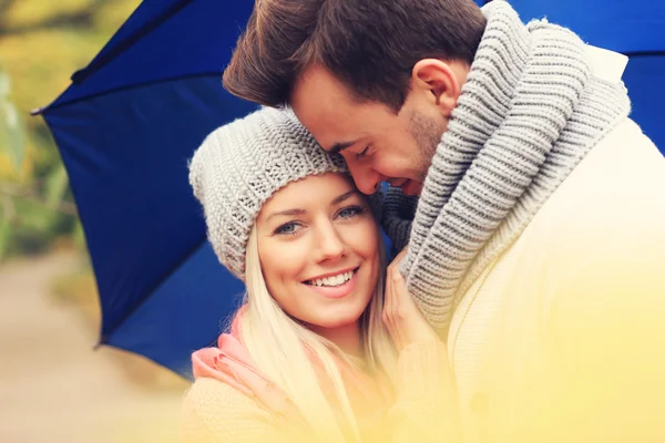 Jovem casal romântico com guarda-chuva — Fotografia de Stock