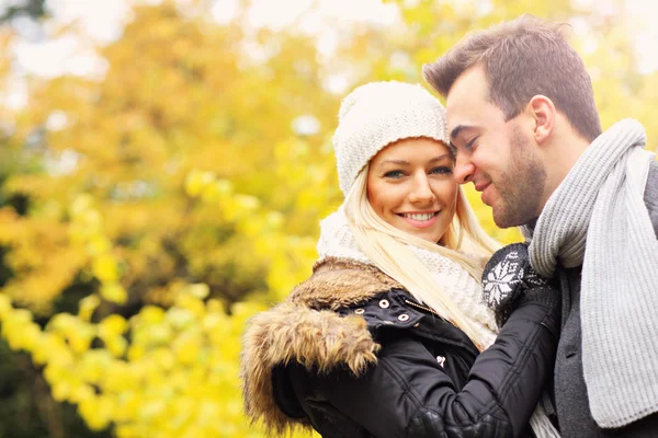 Молода романтична пара в парку восени — стокове фото