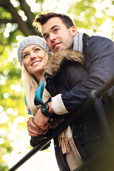 Молодая романтическая пара в парке осенью — стоковое фото