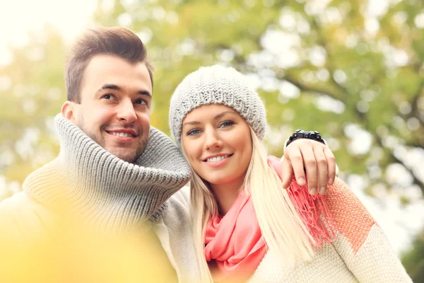 Young romantic couple in the park in autumn — Stock Photo, Image