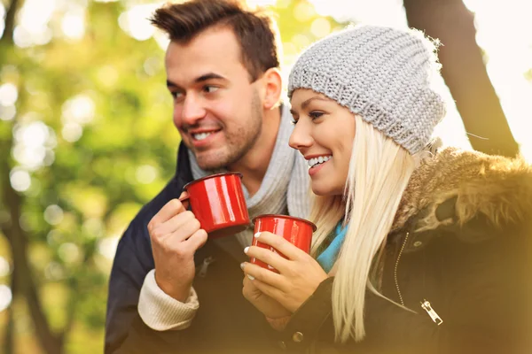 Pareja joven tomando té al aire libre — Foto de Stock