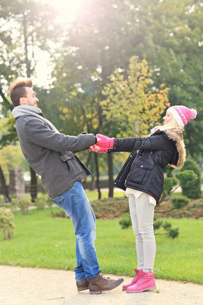 Jong stel hebben plezier in het park — Stockfoto