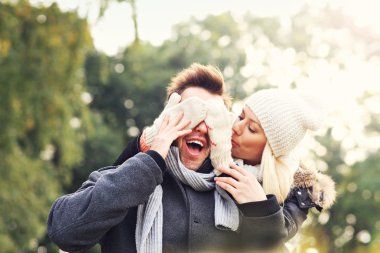 Mutlu çifte randevuya eğleniyor