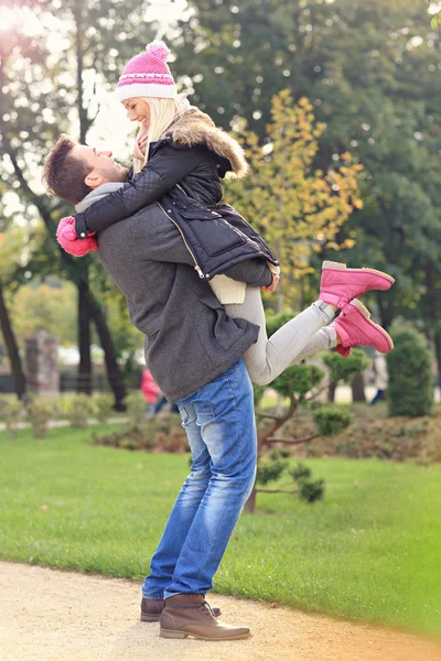 Jong stel hebben plezier in het park — Stockfoto