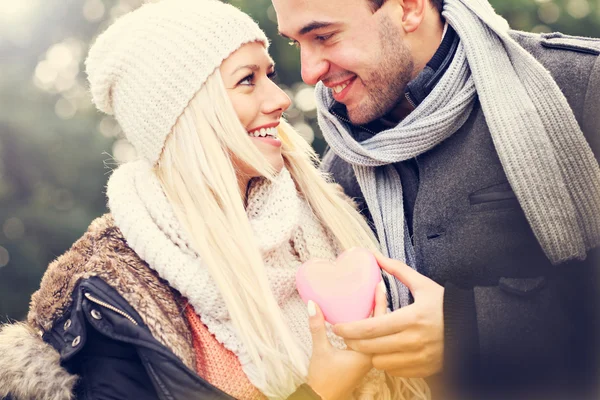 Junges glückliches Paar mit Herz — Stockfoto