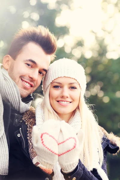 Glückliches Paar bei einem Date im Park — Stockfoto