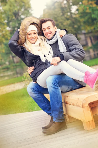 Pareja feliz en una cita en el parque — Foto de Stock