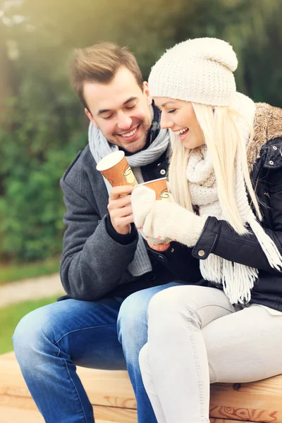 Молодая пара пьет кофе на открытом воздухе — стоковое фото