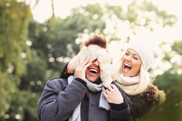 Gelukkige paar plezier op een datum — Stockfoto