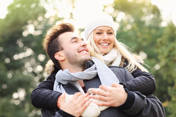 Lyckliga par att ha kul på ett datum — Stockfoto