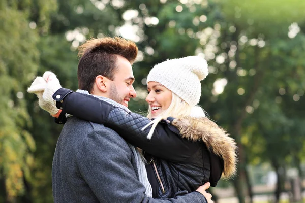 Casal feliz em um encontro no parque — Fotografia de Stock