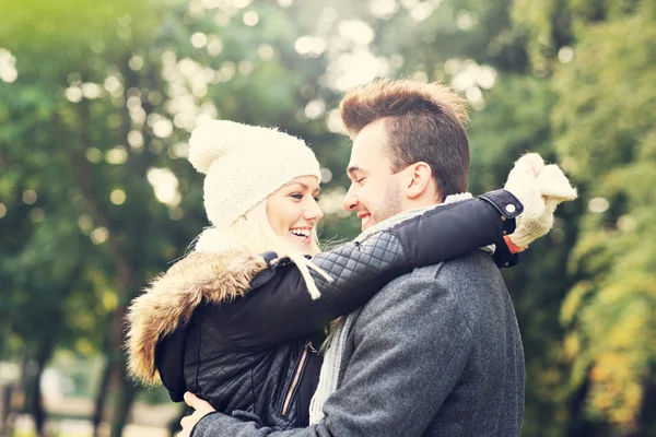 Pareja feliz en una cita en el parque —  Fotos de Stock