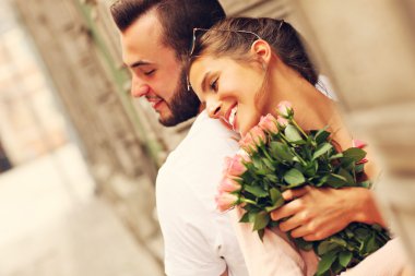 Şehirde bir tarihte mutlu çift