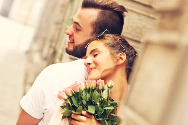 Jovem casal romântico abraço — Fotografia de Stock