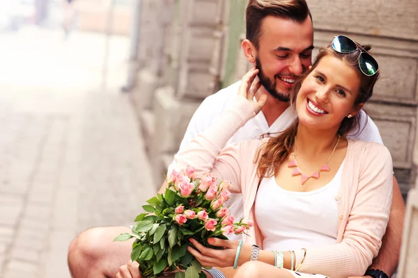 Jonge romantisch paar knuffelen — Stockfoto