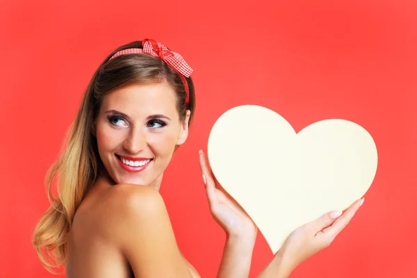Sexy donna di San Valentino in possesso di un cuore — Foto Stock