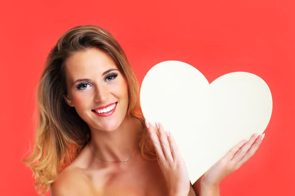 Sexy donna di San Valentino in possesso di un cuore — Foto Stock