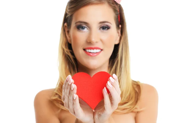 Sexy San Valentín mujer sosteniendo un corazón —  Fotos de Stock