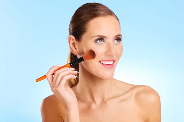 Sensuell kvinna med makeup borste — Stockfoto