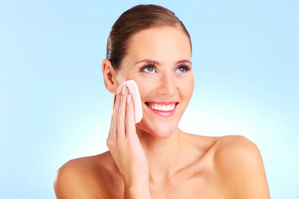 Sensual woman removing makeup — Stock Photo, Image